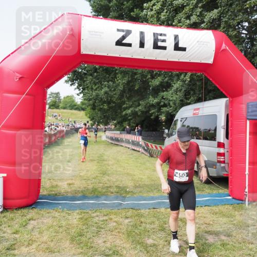 21.06.2025 - 27. Vierlanden-Triathlon MichiJ http://msf.ph/oto/7997583 15.06.2026 11:20:57 Ziel 450, 512 meine-sportfotos.de