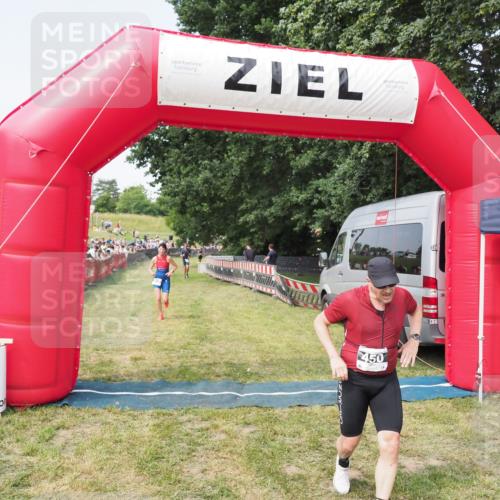 21.06.2025 - 27. Vierlanden-Triathlon MichiJ http://msf.ph/oto/7997602 15.06.2026 11:20:57 Ziel 450, 512 meine-sportfotos.de