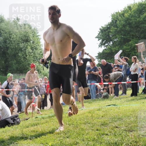 15.06.2025 - 27. Vierlanden-Triathlon KatJ http://msf.ph/oto/7997603 15.06.2025 09:55:55 Schwimmen 280, 283, 300, 303, 308, 310, 322, 331, 338 meine-sportfotos.de