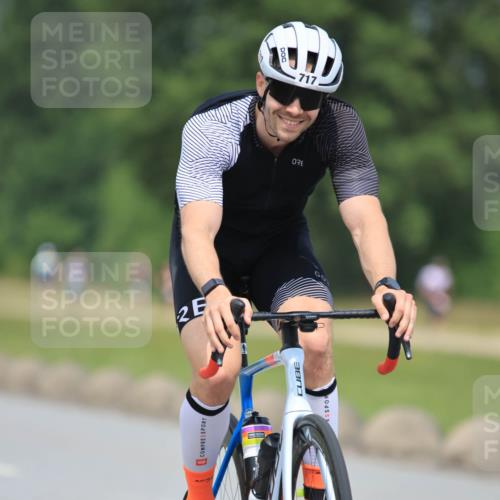 21.06.2025 - 27. Vierlanden-Triathlon H.Heesch http://msf.ph/oto/7997621 15.06.2025 12:25:27 Radfahren 717, 787, 847 meine-sportfotos.de