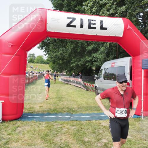 21.06.2025 - 27. Vierlanden-Triathlon MichiJ http://msf.ph/oto/7997625 15.06.2026 11:20:58 Ziel 450, 512 meine-sportfotos.de