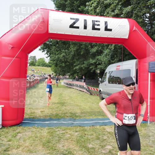 21.06.2025 - 27. Vierlanden-Triathlon MichiJ http://msf.ph/oto/7997635 15.06.2026 11:20:58 Ziel 450, 512 meine-sportfotos.de