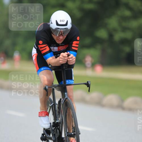 21.06.2025 - 27. Vierlanden-Triathlon H.Heesch http://msf.ph/oto/7997679 15.06.2025 12:25:31 Radfahren 717, 847 meine-sportfotos.de