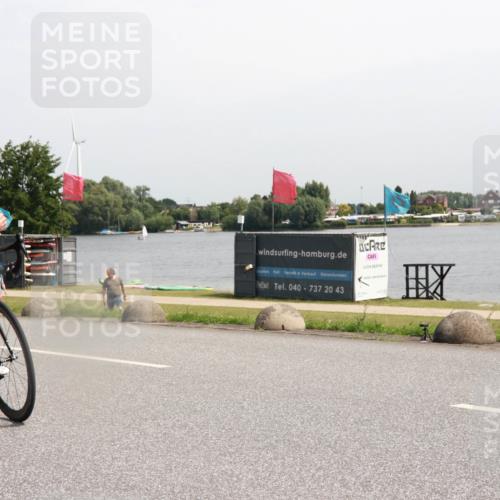 21.06.2025 - 27. Vierlanden-Triathlon H.Heesch http://msf.ph/oto/7997685 15.06.2025 11:33:44 Radfahren 150, 229 meine-sportfotos.de