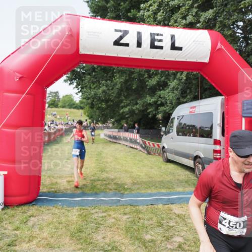 21.06.2025 - 27. Vierlanden-Triathlon MichiJ http://msf.ph/oto/7997695 15.06.2026 11:20:59 Ziel 450, 512 meine-sportfotos.de