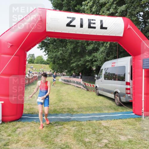 21.06.2025 - 27. Vierlanden-Triathlon MichiJ http://msf.ph/oto/7997757 15.06.2026 11:21:00 Ziel 450, 512 meine-sportfotos.de