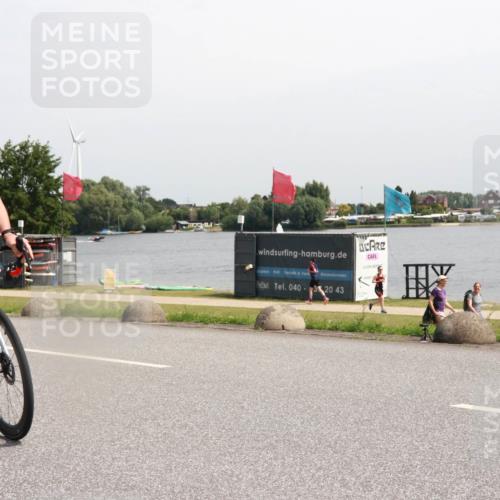 21.06.2025 - 27. Vierlanden-Triathlon H.Heesch http://msf.ph/oto/7997833 15.06.2025 11:34:15 Radfahren 654, 685, 711 meine-sportfotos.de