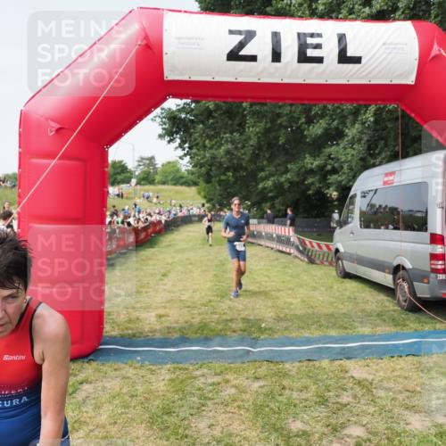 21.06.2025 - 27. Vierlanden-Triathlon MichiJ http://msf.ph/oto/7997842 15.06.2026 11:21:04 Ziel 409, 441, 512 meine-sportfotos.de