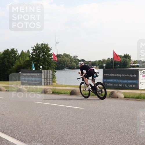 15.06.2025 - 27. Vierlanden-Triathlon H.Heesch http://msf.ph/oto/7997864 15.06.2025 09:42:27 Radfahren 10, 60 meine-sportfotos.de