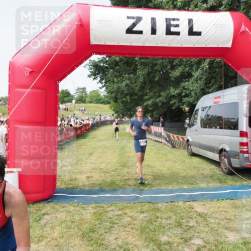 21.06.2025 - 27. Vierlanden-Triathlon MichiJ http://msf.ph/oto/7997877 15.06.2026 11:21:04 Ziel 409, 441, 512 meine-sportfotos.de