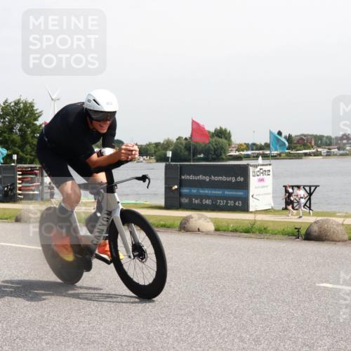 21.06.2025 - 27. Vierlanden-Triathlon H.Heesch http://msf.ph/oto/7997906 15.06.2025 11:34:32 Radfahren 250, 822, 905 meine-sportfotos.de