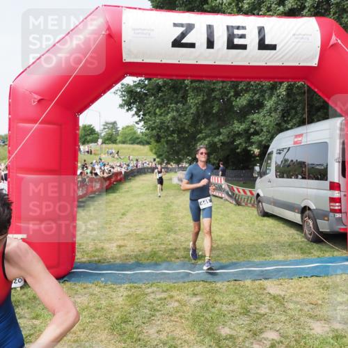 21.06.2025 - 27. Vierlanden-Triathlon MichiJ http://msf.ph/oto/7997934 15.06.2026 11:21:05 Ziel 409, 441, 512 meine-sportfotos.de