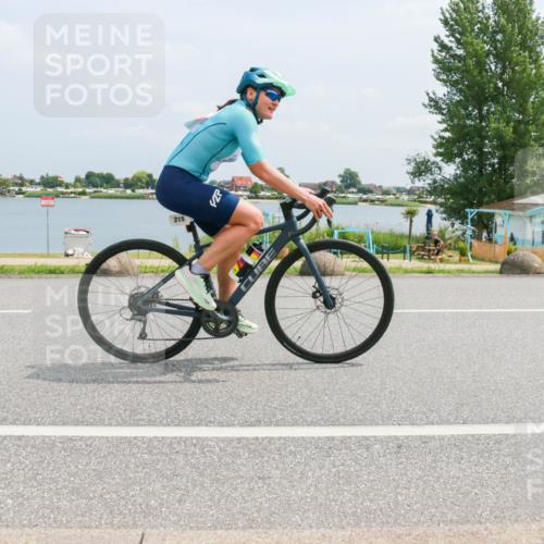 21.06.2025 - 27. Vierlanden-Triathlon H.Heesch http://msf.ph/oto/7998018 15.06.2025 12:29:00 Radfahren 215 meine-sportfotos.de