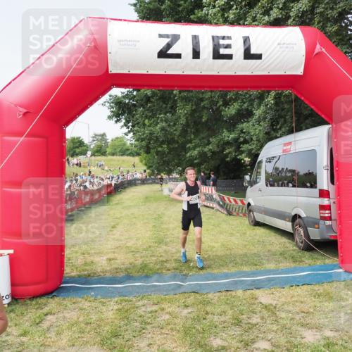 21.06.2025 - 27. Vierlanden-Triathlon MichiJ http://msf.ph/oto/7998032 15.06.2026 11:21:08 Ziel 409, 441 meine-sportfotos.de