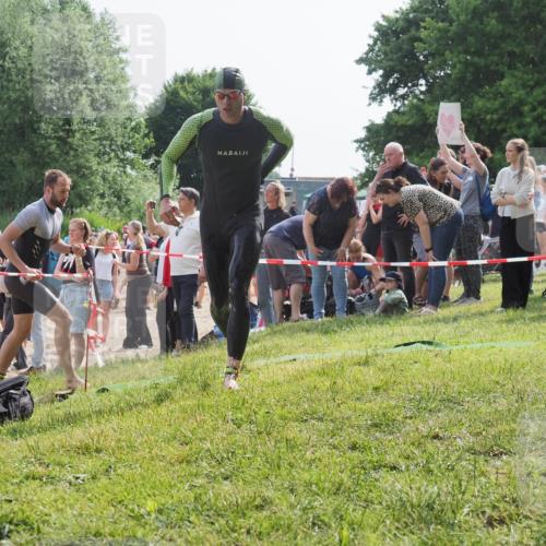 15.06.2025 - 27. Vierlanden-Triathlon KatJ http://msf.ph/oto/7998046 15.06.2025 09:56:02 Schwimmen 268, 280, 283, 308, 310, 312, 322, 331, 338 meine-sportfotos.de