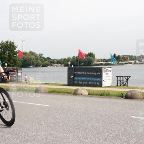 21.06.2025 - 27. Vierlanden-Triathlon H.Heesch http://msf.ph/oto/7998062 15.06.2025 11:35:07 Radfahren 662, 715 meine-sportfotos.de