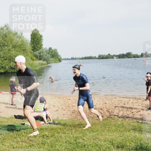 21.06.2025 - 27. Vierlanden-Triathlon MichiJ http://msf.ph/oto/7998069 15.06.2026 09:59:58 Schwimmen 351, 358 meine-sportfotos.de