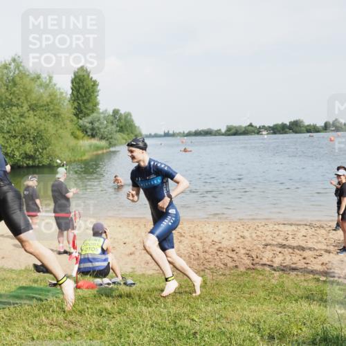 21.06.2025 - 27. Vierlanden-Triathlon MichiJ http://msf.ph/oto/7998090 15.06.2026 09:59:58 Schwimmen 351, 358 meine-sportfotos.de