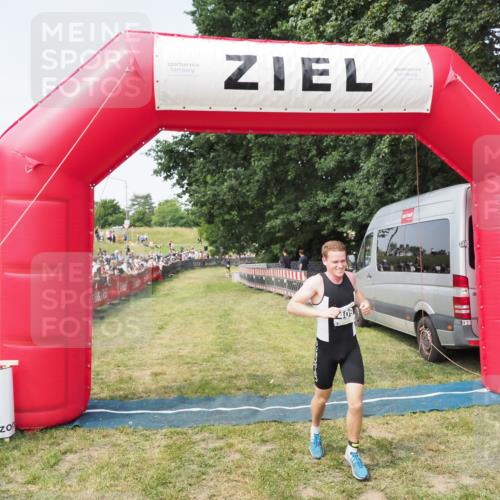 21.06.2025 - 27. Vierlanden-Triathlon MichiJ http://msf.ph/oto/7998099 15.06.2026 11:21:09 Ziel 409, 441 meine-sportfotos.de
