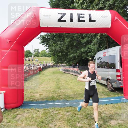 21.06.2025 - 27. Vierlanden-Triathlon MichiJ http://msf.ph/oto/7998113 15.06.2026 11:21:09 Ziel 409, 441 meine-sportfotos.de