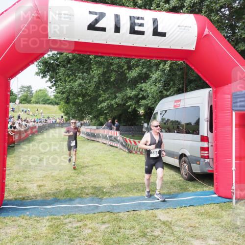 21.06.2025 - 27. Vierlanden-Triathlon MichiJ http://msf.ph/oto/7998126 15.06.2026 11:21:46 Ziel 384, 407 meine-sportfotos.de