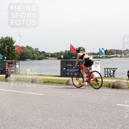 21.06.2025 - 27. Vierlanden-Triathlon H.Heesch http://msf.ph/oto/7998152 15.06.2025 11:35:18 Radfahren 695, 730 meine-sportfotos.de