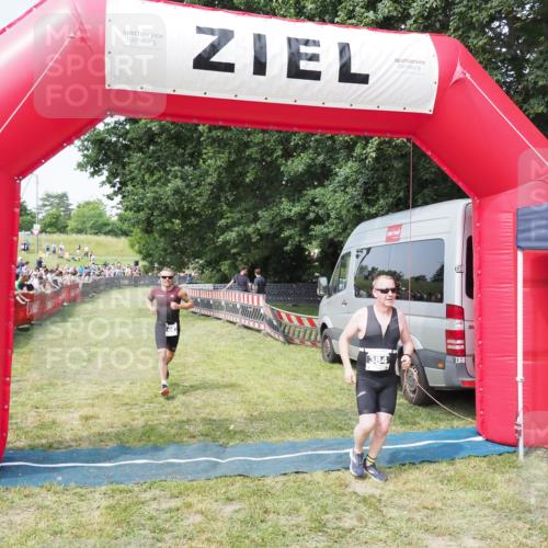 21.06.2025 - 27. Vierlanden-Triathlon MichiJ http://msf.ph/oto/7998177 15.06.2026 11:21:46 Ziel 384, 407 meine-sportfotos.de