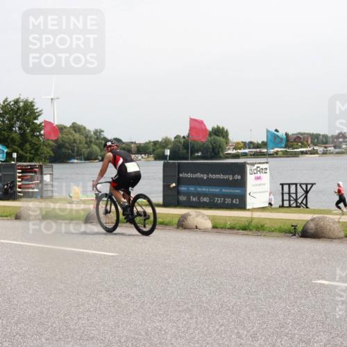 21.06.2025 - 27. Vierlanden-Triathlon H.Heesch http://msf.ph/oto/7998207 15.06.2025 11:35:41 Radfahren 705, 903 meine-sportfotos.de
