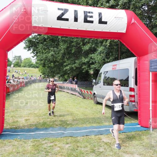 21.06.2025 - 27. Vierlanden-Triathlon MichiJ http://msf.ph/oto/7998213 15.06.2026 11:21:47 Ziel 384, 407 meine-sportfotos.de