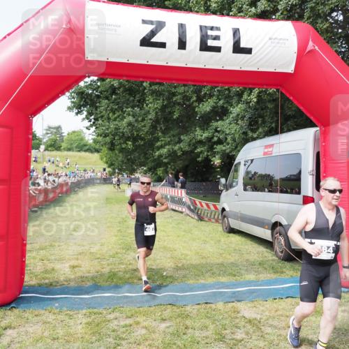 21.06.2025 - 27. Vierlanden-Triathlon MichiJ http://msf.ph/oto/7998233 15.06.2026 11:21:47 Ziel 384, 407 meine-sportfotos.de