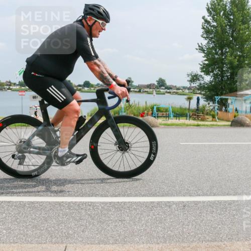 21.06.2025 - 27. Vierlanden-Triathlon H.Heesch http://msf.ph/oto/7998265 15.06.2025 12:29:50 Radfahren 937, 951 meine-sportfotos.de
