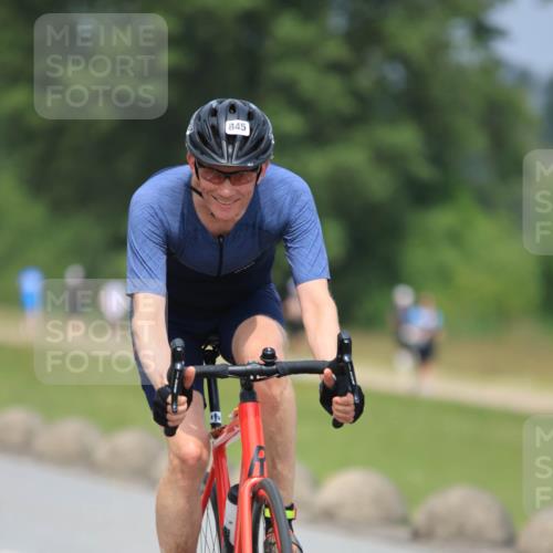 21.06.2025 - 27. Vierlanden-Triathlon H.Heesch http://msf.ph/oto/7998290 15.06.2025 12:28:06 Radfahren 845, 857, 892 meine-sportfotos.de