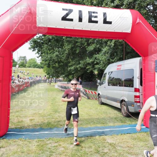 21.06.2025 - 27. Vierlanden-Triathlon MichiJ http://msf.ph/oto/7998291 15.06.2026 11:21:48 Ziel 384, 407 meine-sportfotos.de