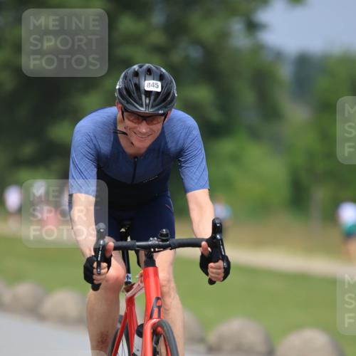 21.06.2025 - 27. Vierlanden-Triathlon H.Heesch http://msf.ph/oto/7998307 15.06.2025 12:28:07 Radfahren 845, 857, 892 meine-sportfotos.de