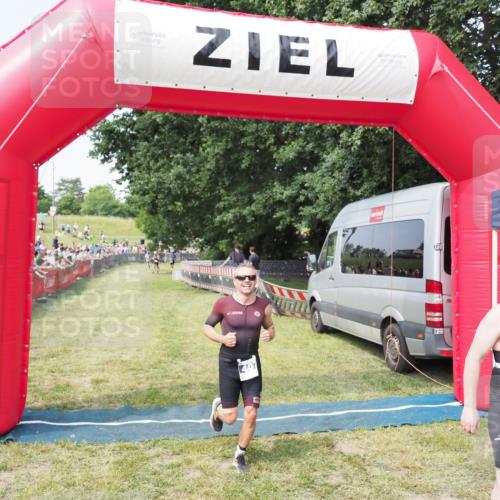 21.06.2025 - 27. Vierlanden-Triathlon MichiJ http://msf.ph/oto/7998308 15.06.2026 11:21:48 Ziel 384, 407 meine-sportfotos.de