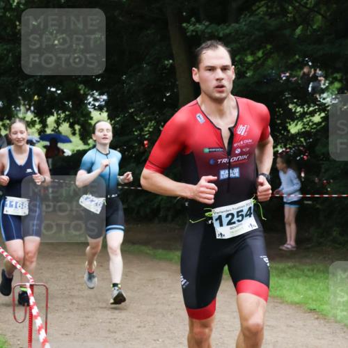 21.06.2025 - 27. Vierlanden-Triathlon Lena Gebhardt http://msf.ph/oto/7998319 15.06.2025 13:56:34 Laufen 1168, 226, 2025, 1254 meine-sportfotos.de