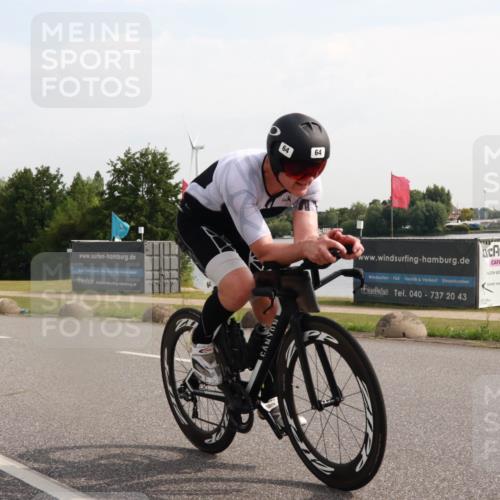 15.06.2025 - 27. Vierlanden-Triathlon H.Heesch http://msf.ph/oto/7998324 15.06.2025 09:48:17 Radfahren 6, 60, 64, 246 meine-sportfotos.de