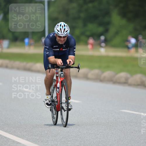 21.06.2025 - 27. Vierlanden-Triathlon H.Heesch http://msf.ph/oto/7998396 15.06.2025 12:28:28 Radfahren 734, 832 meine-sportfotos.de