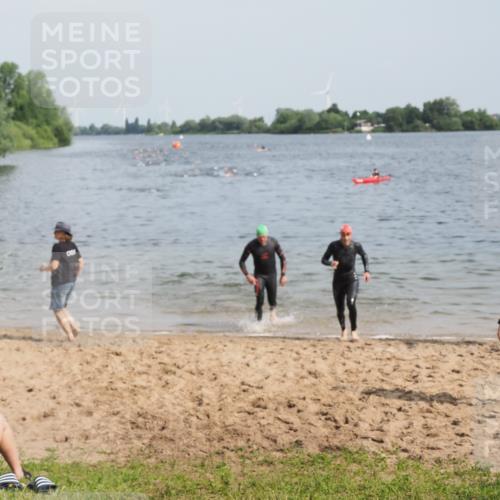 21.06.2025 - 27. Vierlanden-Triathlon MichiJ http://msf.ph/oto/7998438 15.06.2026 10:02:37 Schwimmen 397, 405 meine-sportfotos.de
