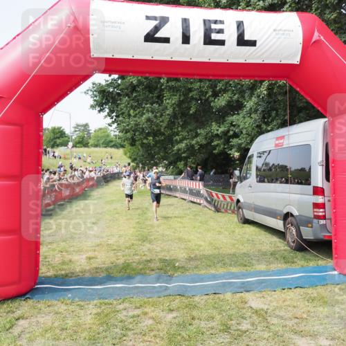 21.06.2025 - 27. Vierlanden-Triathlon MichiJ http://msf.ph/oto/7998445 15.06.2026 11:21:56 Ziel 315, 396, 406 meine-sportfotos.de