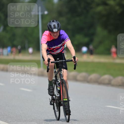 21.06.2025 - 27. Vierlanden-Triathlon H.Heesch http://msf.ph/oto/7998455 15.06.2025 12:28:35 Radfahren 734 meine-sportfotos.de