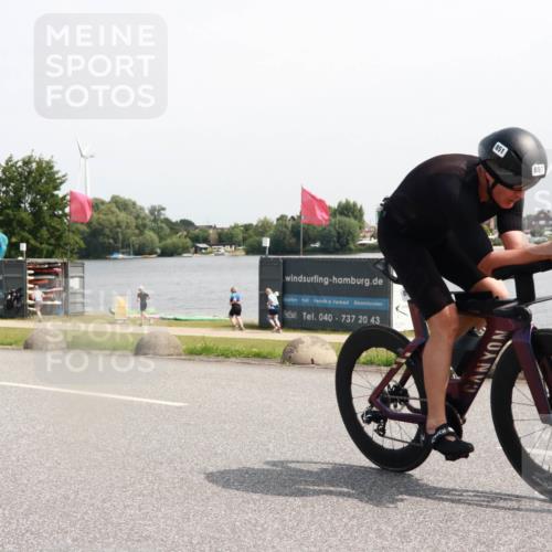 21.06.2025 - 27. Vierlanden-Triathlon H.Heesch http://msf.ph/oto/7998464 15.06.2025 11:36:40 Radfahren 23, 639, 697, 851 meine-sportfotos.de