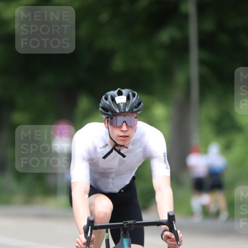 15.06.2025 - 7 Türme Triathlon Yannick Fuchs http://msf.ph/oto/7998490 15.06.2025 13:13:16 Radfahren 276, 304, 381, 496, 517, 547, 711, 841, 1041 meine-sportfotos.de