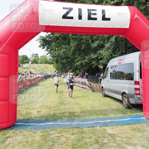 21.06.2025 - 27. Vierlanden-Triathlon MichiJ http://msf.ph/oto/7998526 15.06.2026 11:21:57 Ziel 315, 396, 406 meine-sportfotos.de
