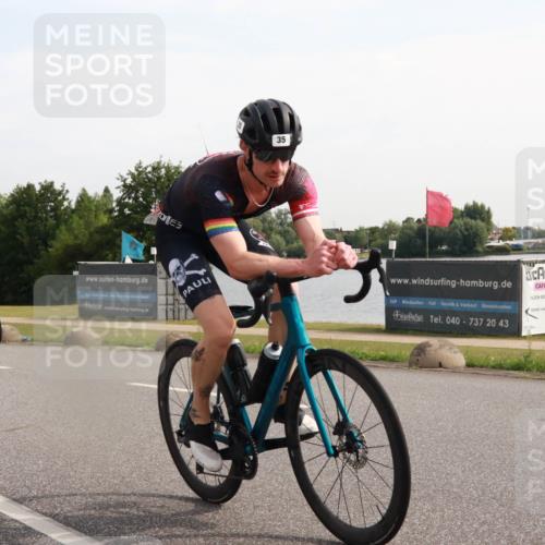 15.06.2025 - 27. Vierlanden-Triathlon H.Heesch http://msf.ph/oto/7998527 15.06.2025 09:50:57 Radfahren 15, 20, 26, 35, 210 meine-sportfotos.de