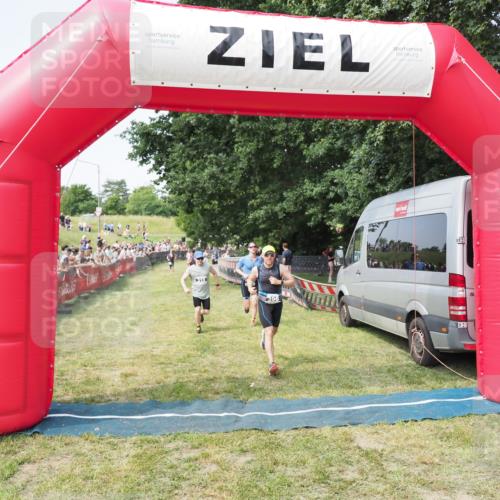 21.06.2025 - 27. Vierlanden-Triathlon MichiJ http://msf.ph/oto/7998588 15.06.2026 11:21:58 Ziel 315, 396, 406 meine-sportfotos.de