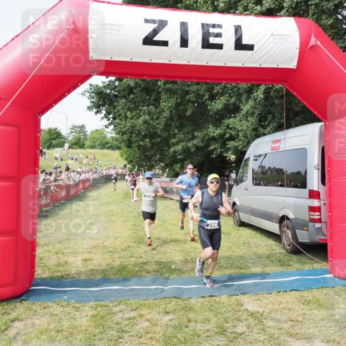 21.06.2025 - 27. Vierlanden-Triathlon MichiJ http://msf.ph/oto/7998617 15.06.2026 11:21:58 Ziel 315, 396, 406 meine-sportfotos.de