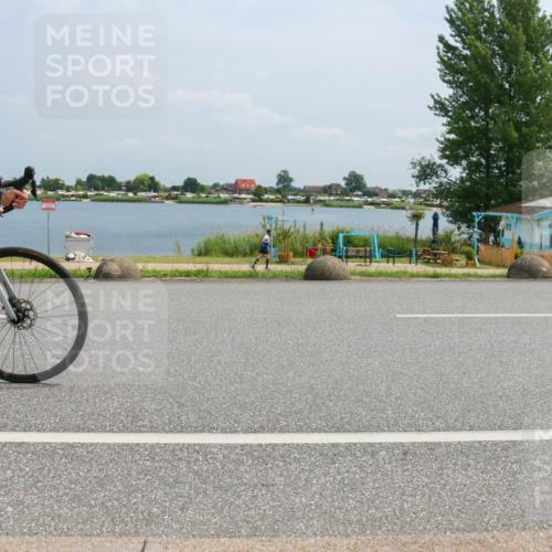 21.06.2025 - 27. Vierlanden-Triathlon H.Heesch http://msf.ph/oto/7998623 15.06.2025 12:31:31 Radfahren 779, 856 meine-sportfotos.de
