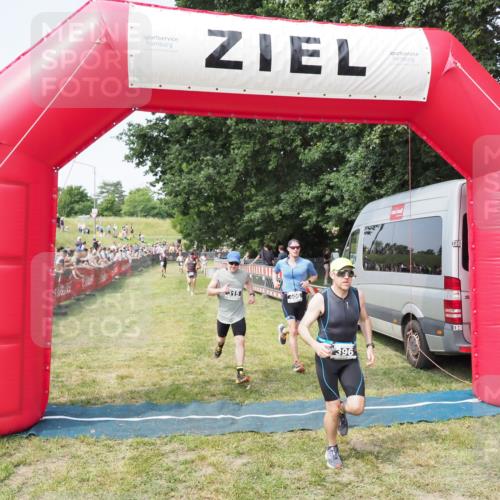 21.06.2025 - 27. Vierlanden-Triathlon MichiJ http://msf.ph/oto/7998639 15.06.2026 11:21:59 Ziel 315, 396, 406, 410 meine-sportfotos.de