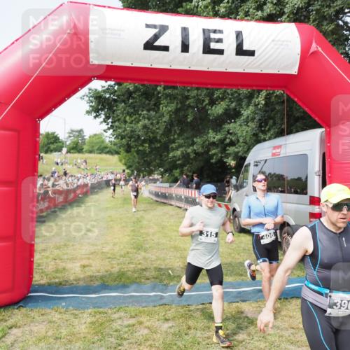 21.06.2025 - 27. Vierlanden-Triathlon MichiJ http://msf.ph/oto/7998672 15.06.2026 11:21:59 Ziel 315, 396, 406, 410 meine-sportfotos.de